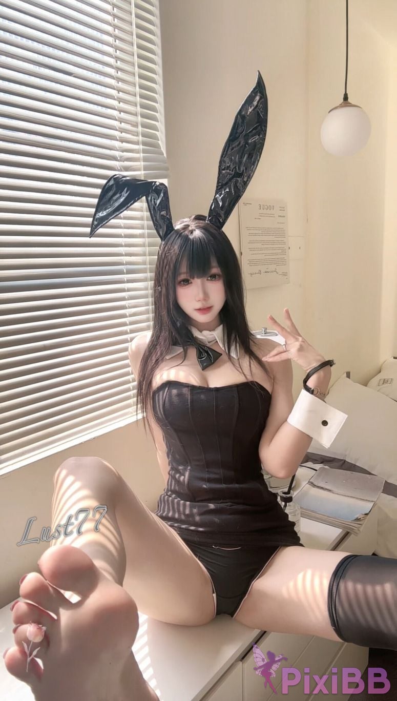 Cosplayer Qiqi be good Black Bunny Girl Selfie PixiBB.COM 013