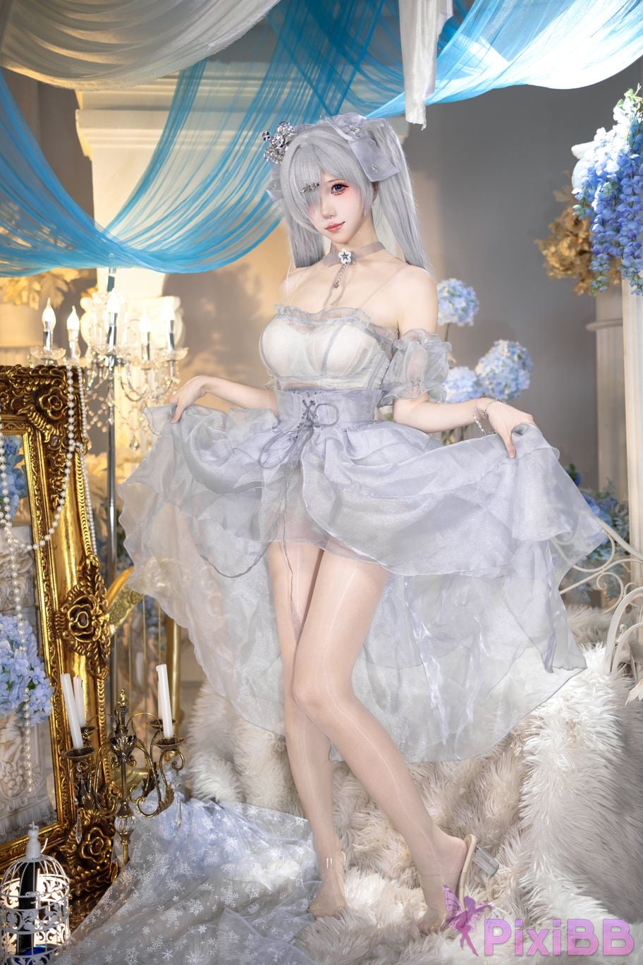 Cosplayer Crispy cake yaki NIKKE cinderella crystal princess PixiBB.COM 001