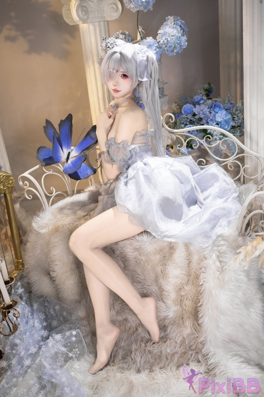 Cosplayer Crispy cake yaki NIKKE cinderella crystal princess PixiBB.COM 006
