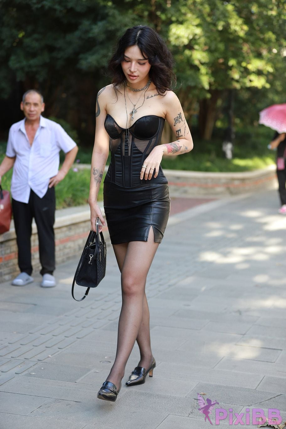 Featured Street Photography Works No.6015 tube top leather skirt PixiBB.COM 005