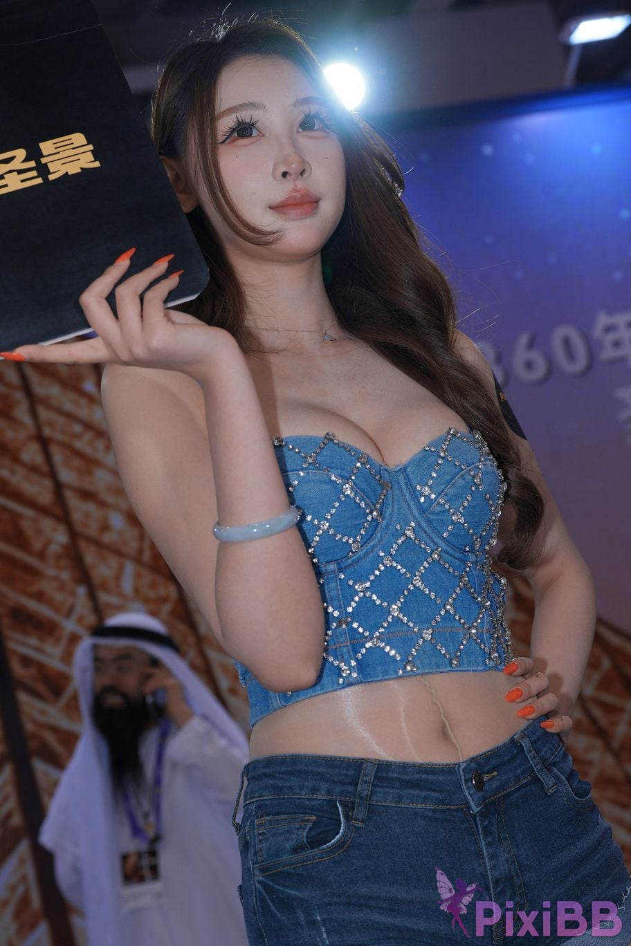 Featured Street Photography Works No.6016 Beautiful model at auto show PixiBB.COM 012