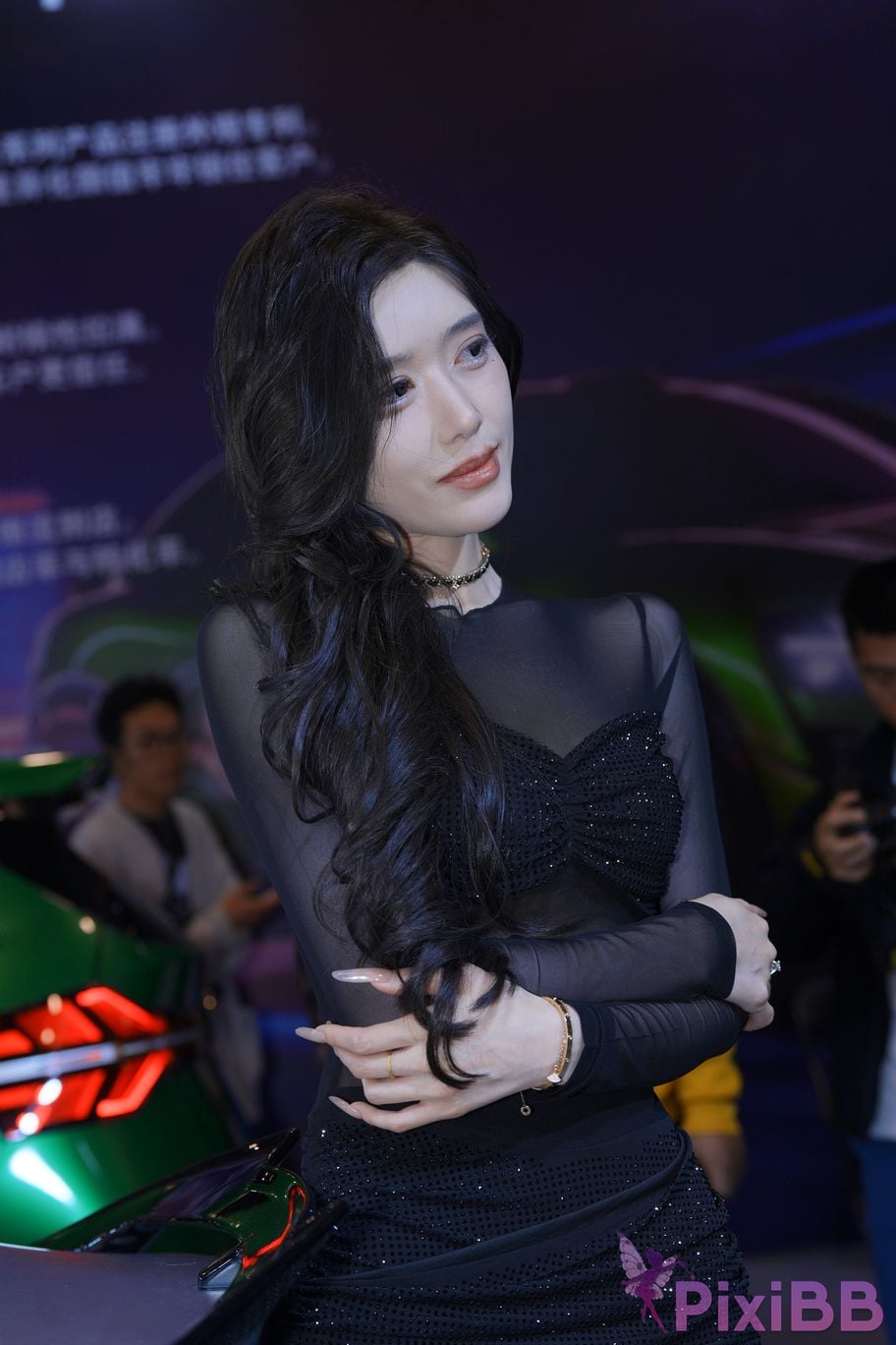 Featured Street Photography Works No.6016 Beautiful model at auto show PixiBB.COM 021