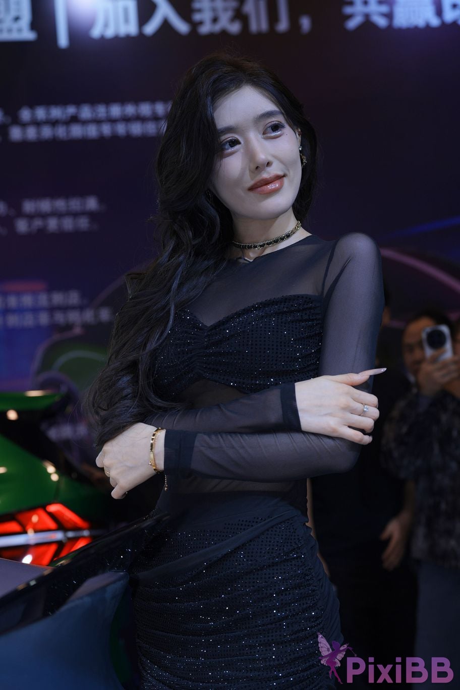 Featured Street Photography Works No.6016 Beautiful model at auto show PixiBB.COM 050