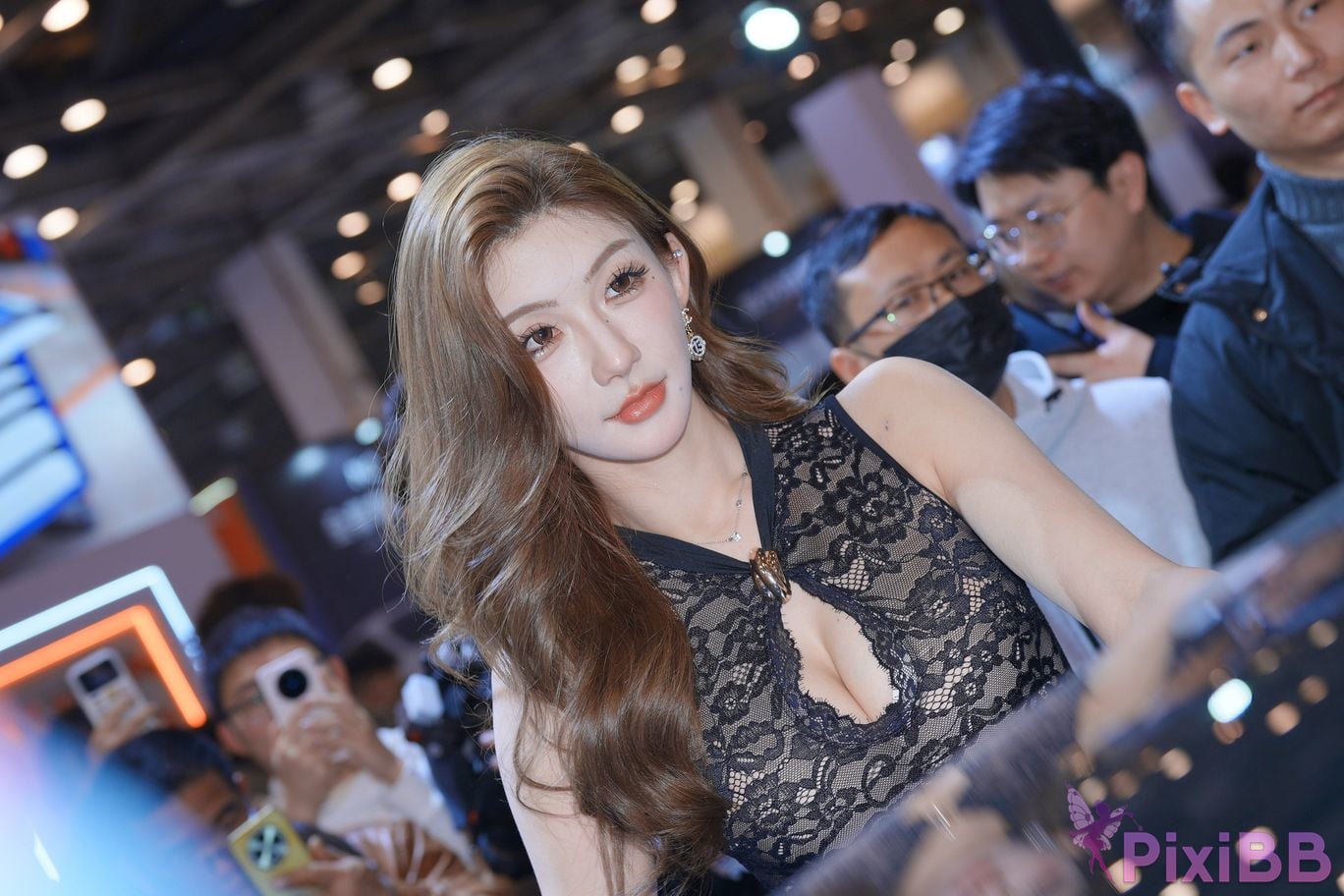 Featured Street Photography Works No.6016 Beautiful model at auto show PixiBB.COM 087