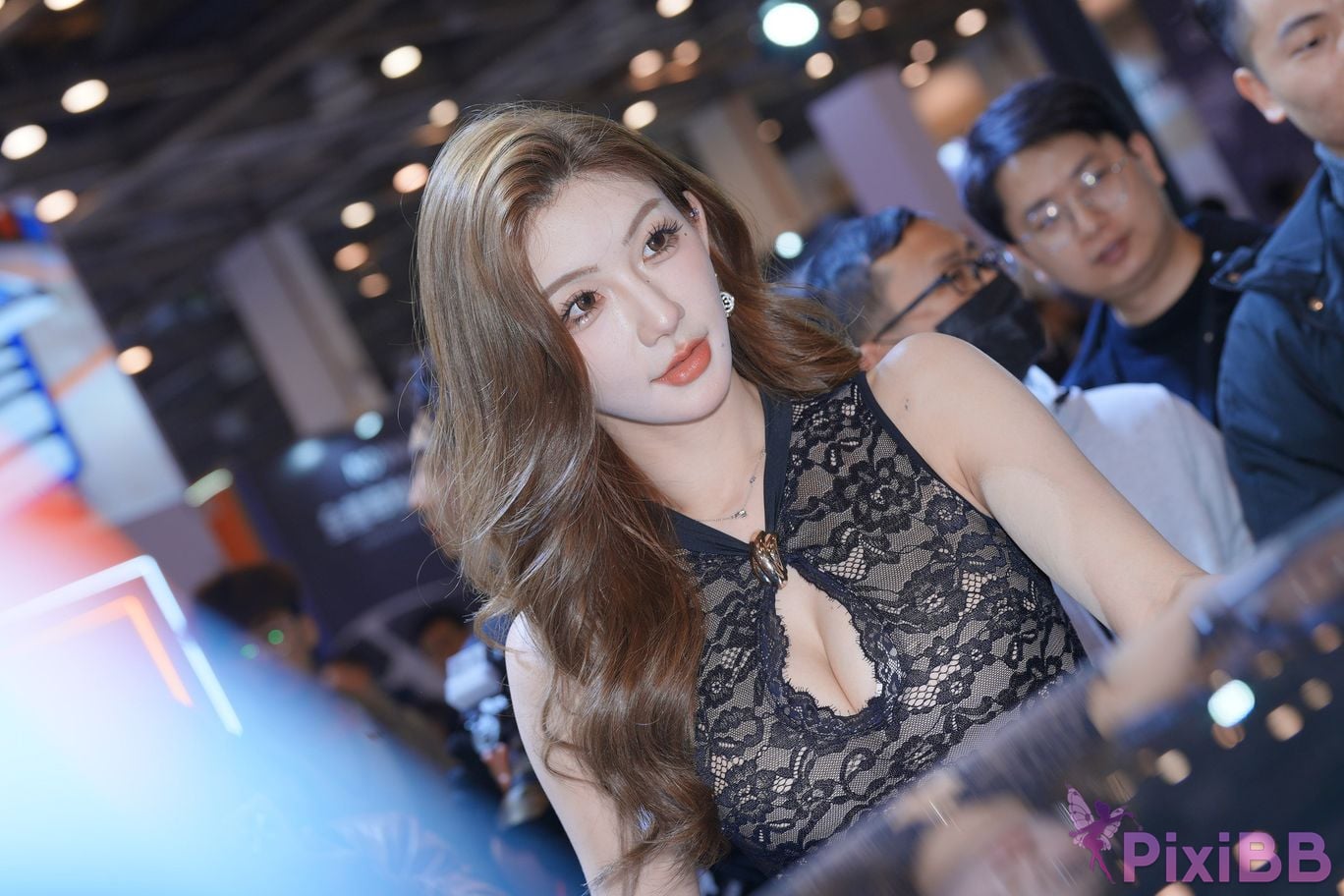 Featured Street Photography Works No.6016 Beautiful model at auto show PixiBB.COM 089