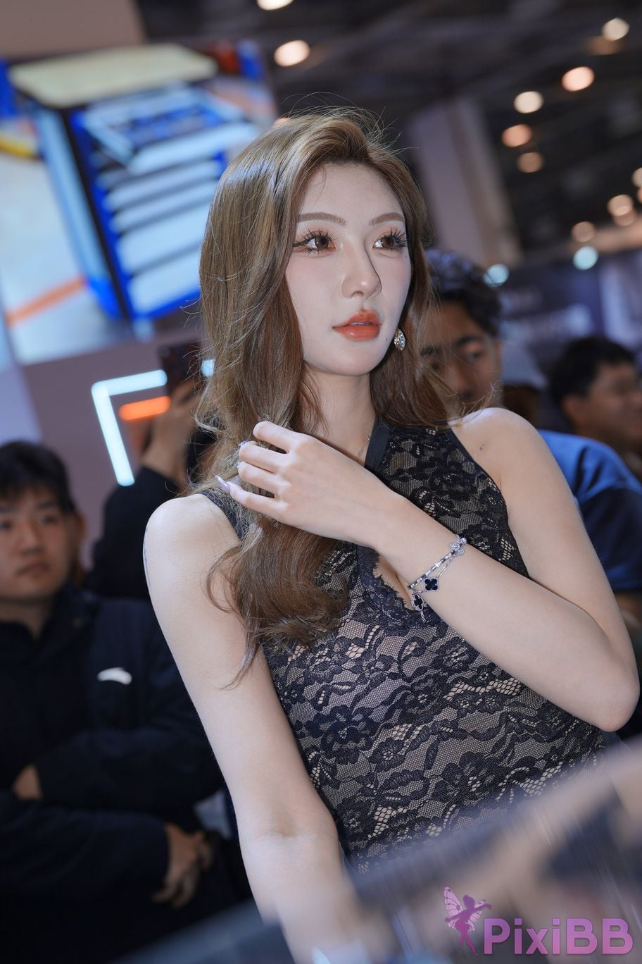 Featured Street Photography Works No.6016 Beautiful model at auto show PixiBB.COM 102