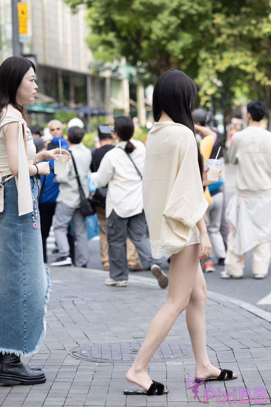 Featured Street Photography Works No.6028 Hot pants beautiful legs and slippers PixiBB.COM 015