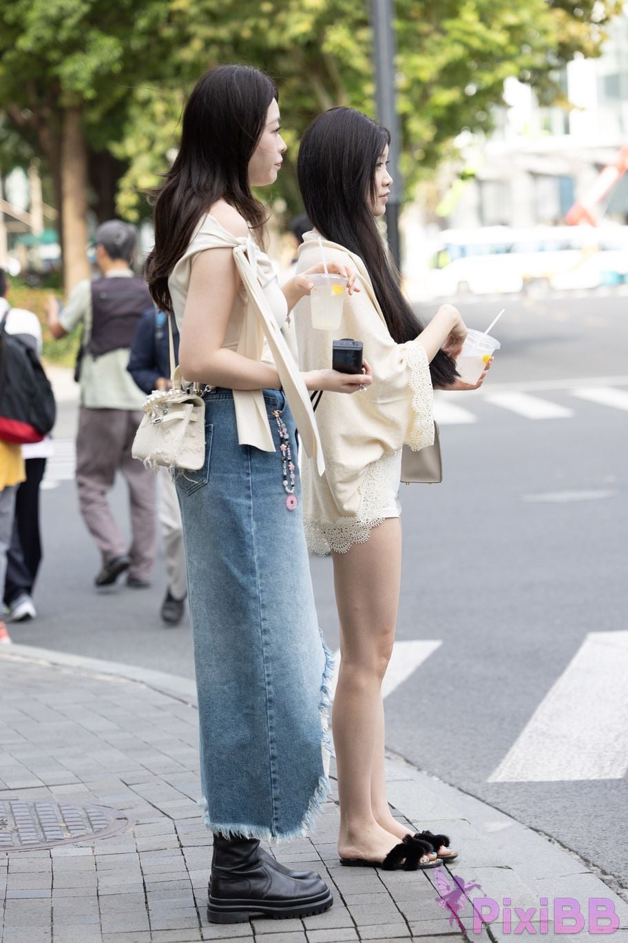 Featured Street Photography Works No.6028 Hot pants beautiful legs and slippers PixiBB.COM 020