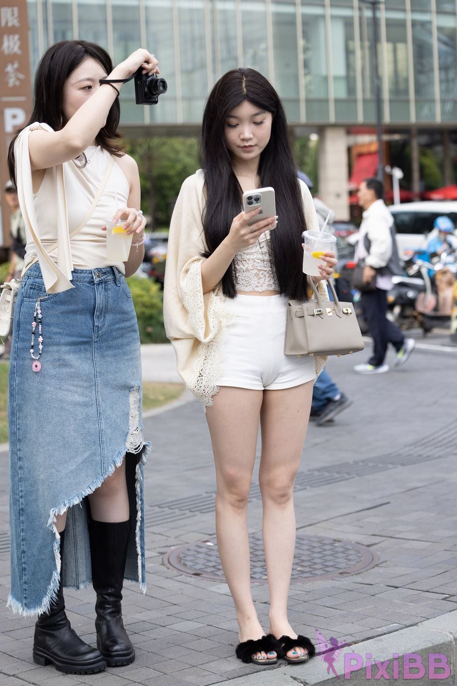 Featured Street Photography Works No.6028 Hot pants beautiful legs and slippers PixiBB.COM 022