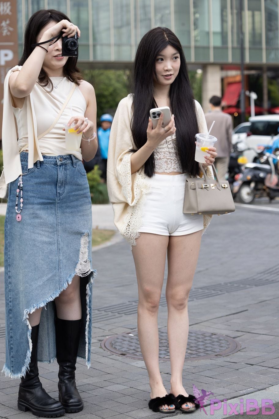 Featured Street Photography Works No.6028 Hot pants beautiful legs and slippers PixiBB.COM 028