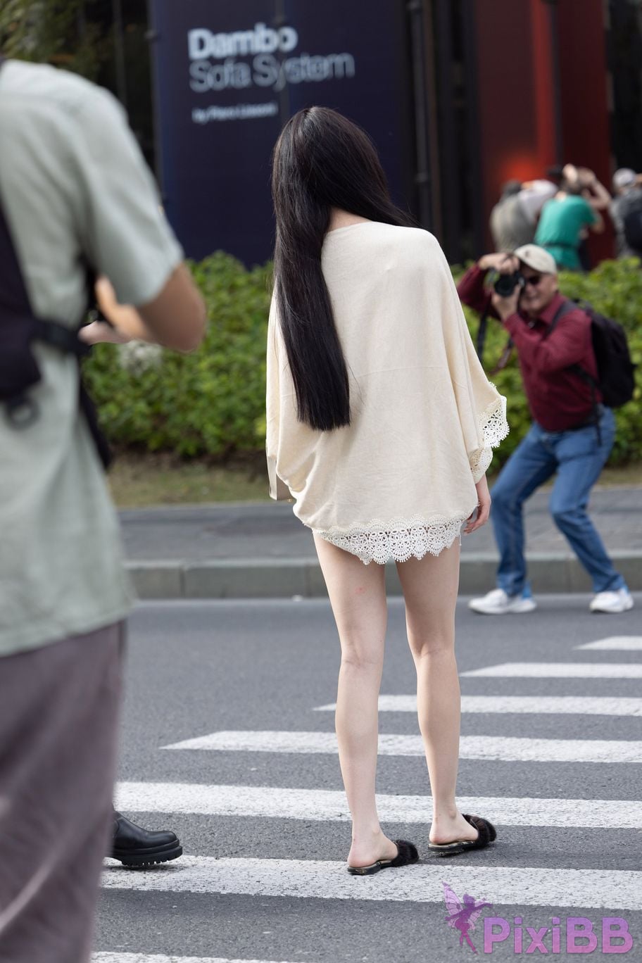 Featured Street Photography Works No.6028 Hot pants beautiful legs and slippers PixiBB.COM 036