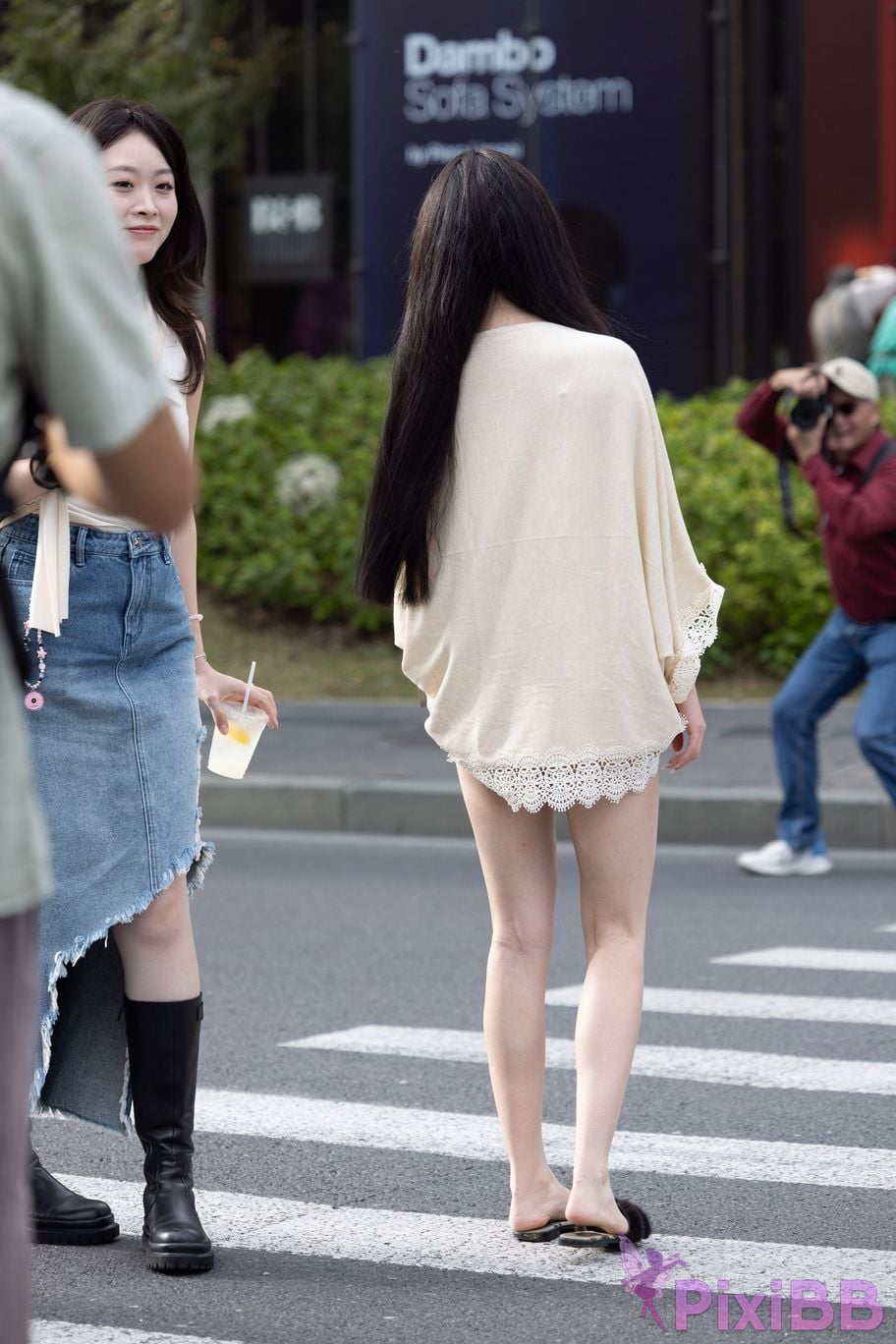 Featured Street Photography Works No.6028 Hot pants beautiful legs and slippers PixiBB.COM 037