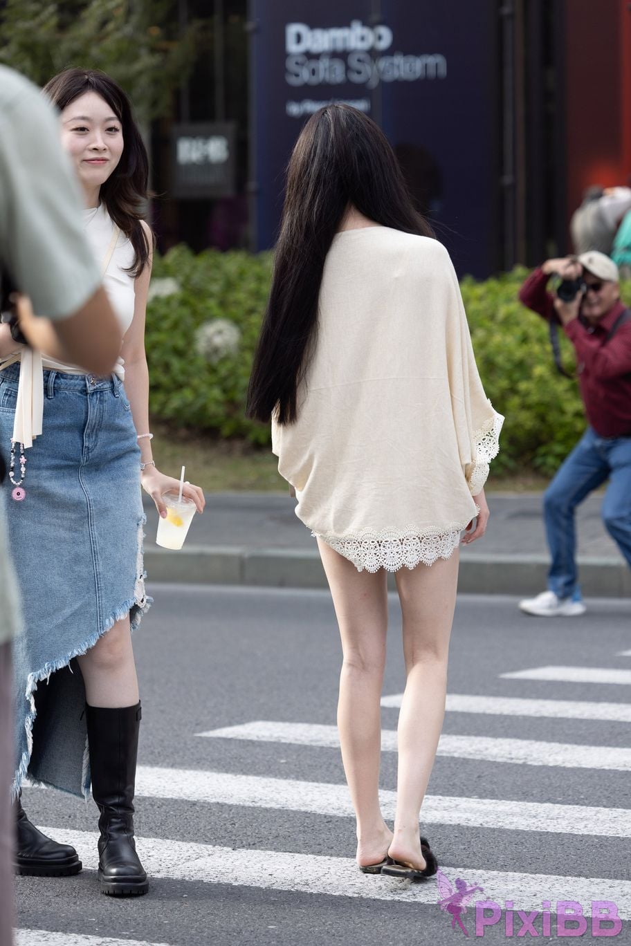 Featured Street Photography Works No.6028 Hot pants beautiful legs and slippers PixiBB.COM 038