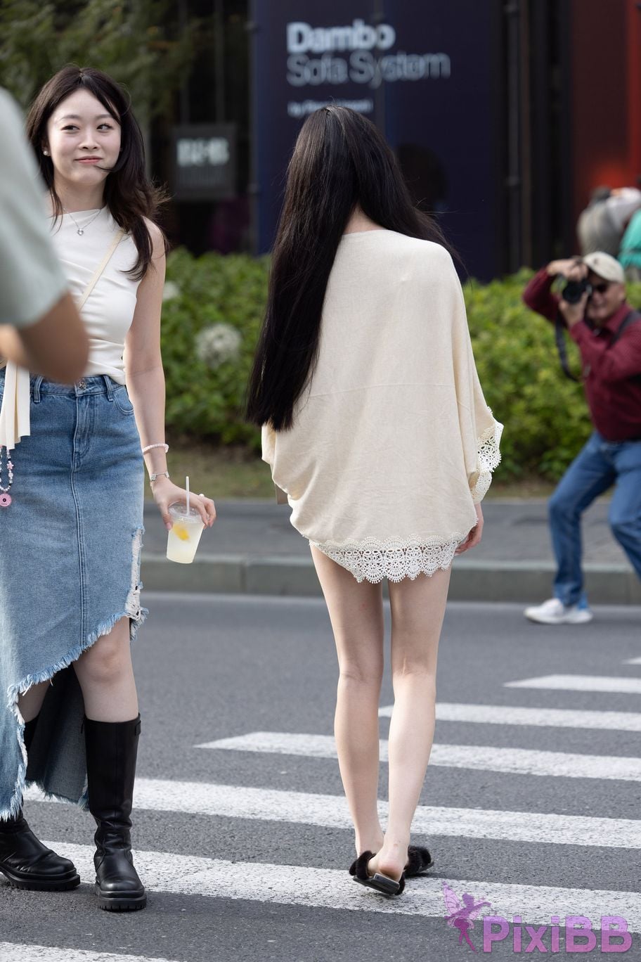 Featured Street Photography Works No.6028 Hot pants beautiful legs and slippers PixiBB.COM 040