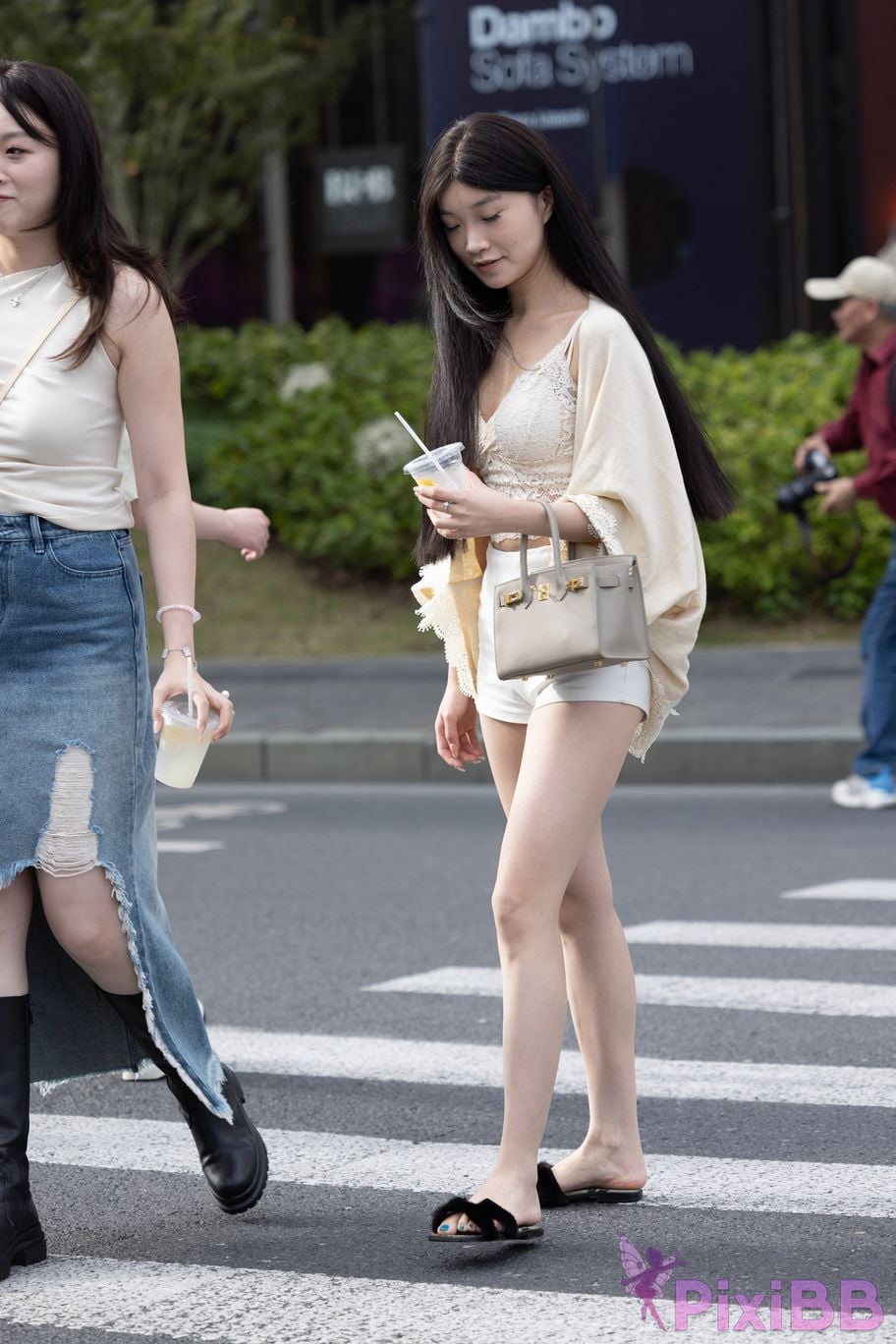 Featured Street Photography Works No.6028 Hot pants beautiful legs and slippers PixiBB.COM 045