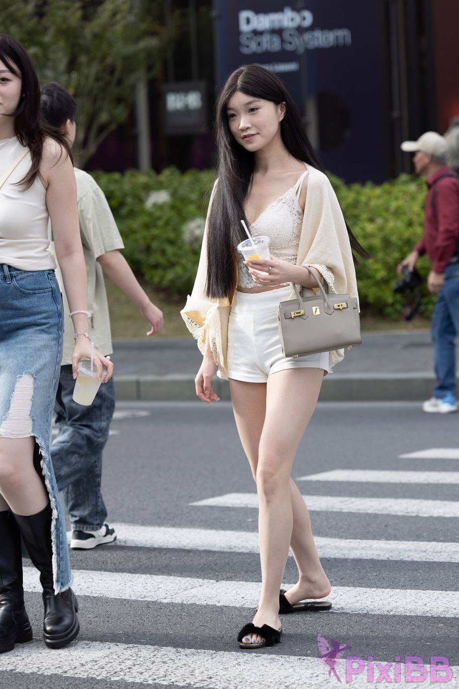 Featured Street Photography Works No.6028 Hot pants beautiful legs and slippers PixiBB.COM 046