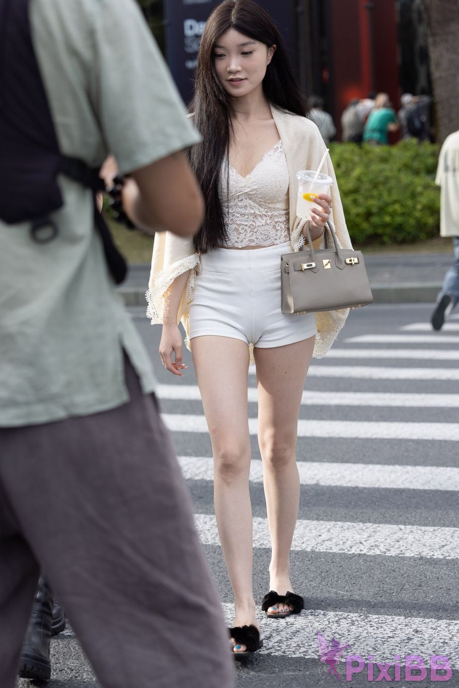 Featured Street Photography Works No.6028 Hot pants beautiful legs and slippers PixiBB.COM 071