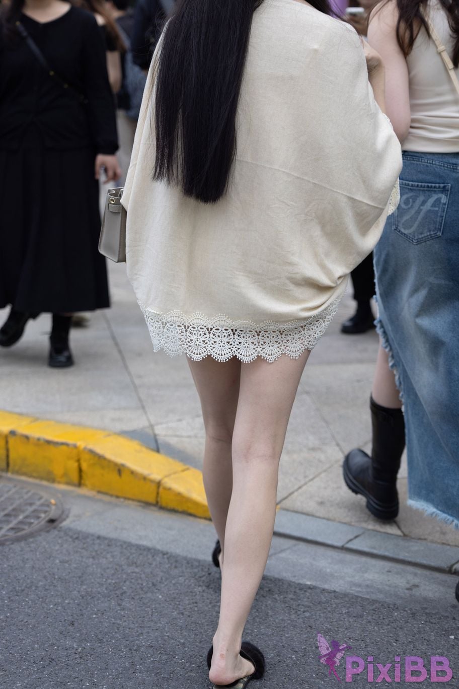 Featured Street Photography Works No.6028 Hot pants beautiful legs and slippers PixiBB.COM 087