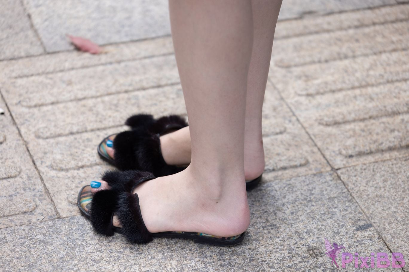 Featured Street Photography Works No.6028 Hot pants beautiful legs and slippers PixiBB.COM 134