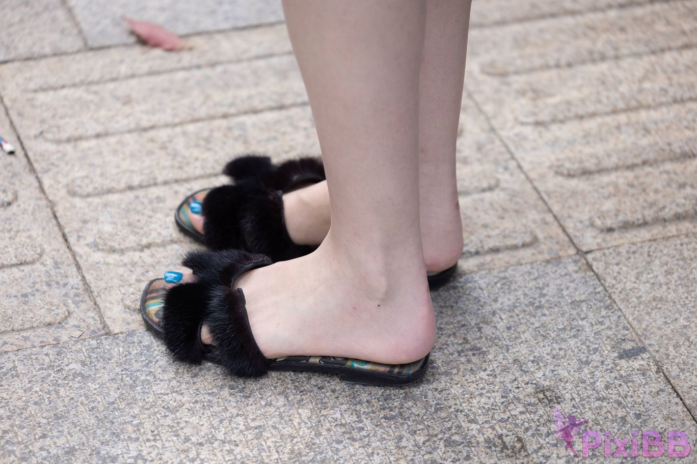 Featured Street Photography Works No.6028 Hot pants beautiful legs and slippers PixiBB.COM 135