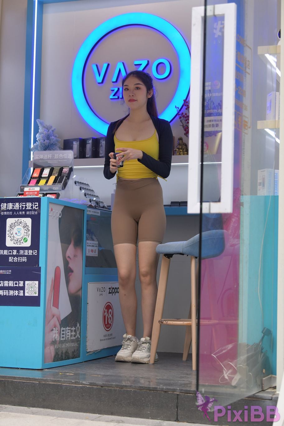 Featured Street Photography Works No.6032 Beautiful beauty in yellow suspenders and super tight pants PixiBB.COM 025