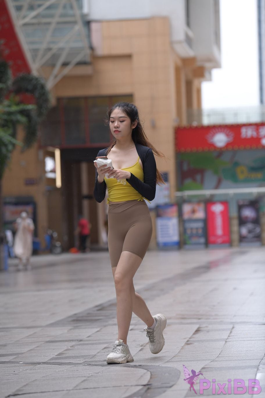 Featured Street Photography Works No.6032 Beautiful beauty in yellow suspenders and super tight pants PixiBB.COM 072
