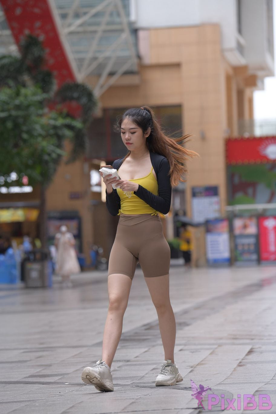 Featured Street Photography Works No.6032 Beautiful beauty in yellow suspenders and super tight pants PixiBB.COM 074