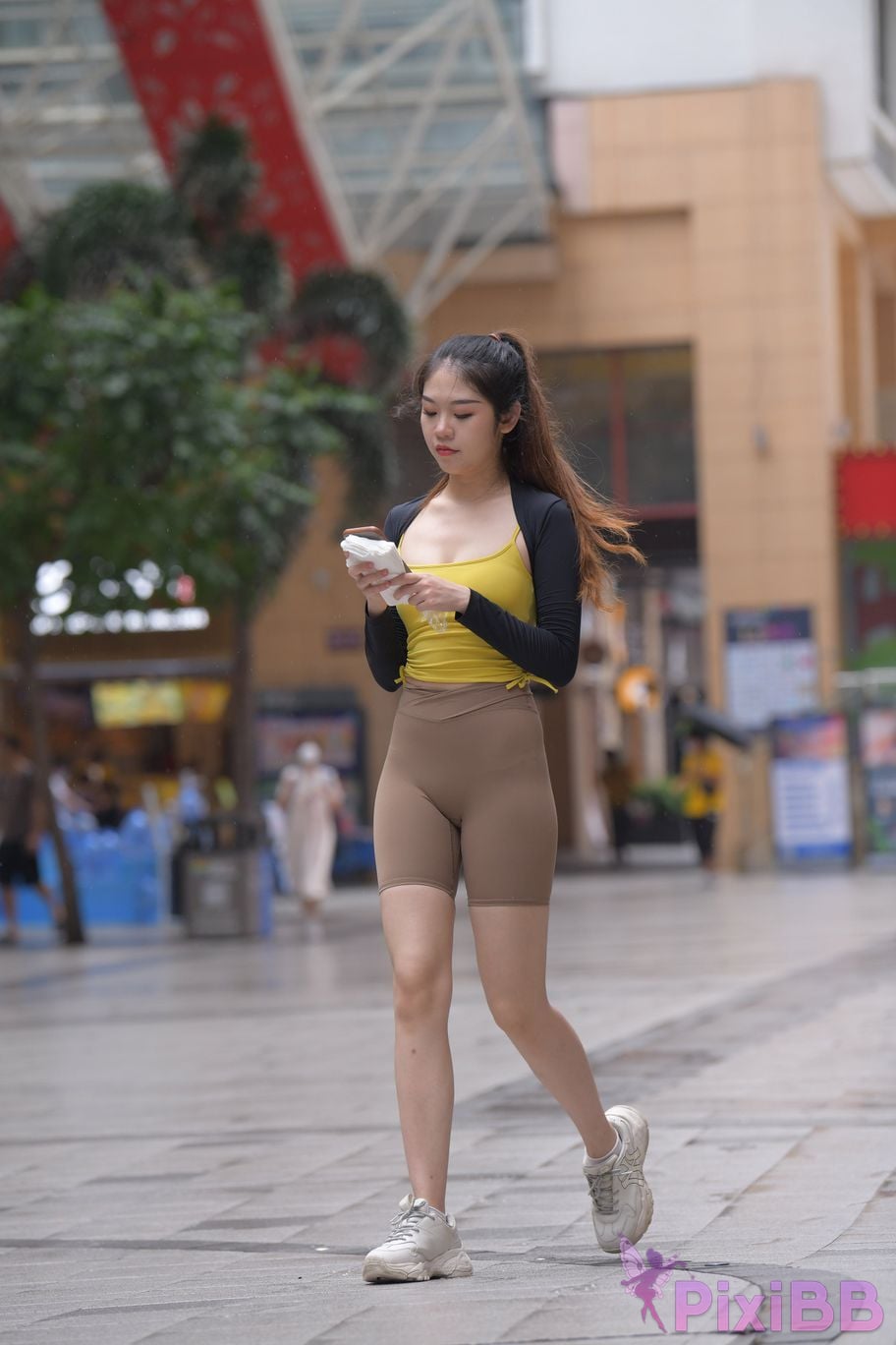 Featured Street Photography Works No.6032 Beautiful beauty in yellow suspenders and super tight pants PixiBB.COM 075