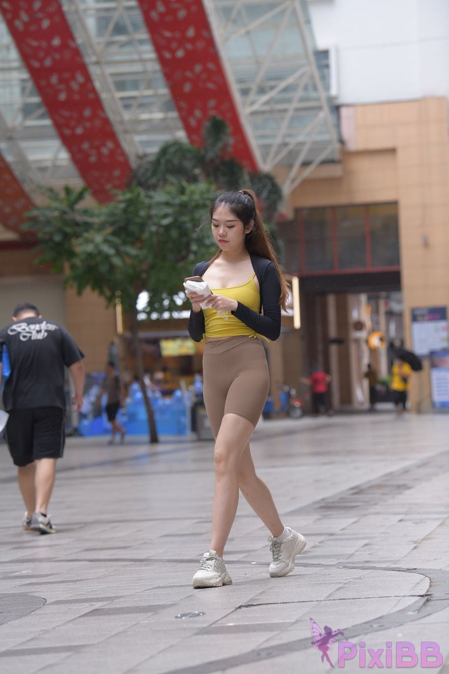 Featured Street Photography Works No.6032 Beautiful beauty in yellow suspenders and super tight pants PixiBB.COM 076