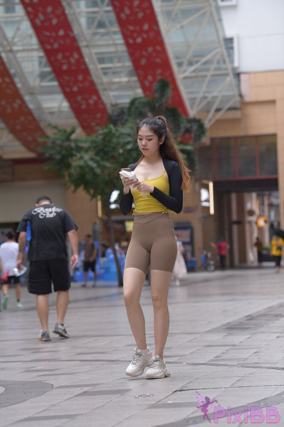Featured Street Photography Works No.6032 Beautiful beauty in yellow suspenders and super tight pants PixiBB.COM 077