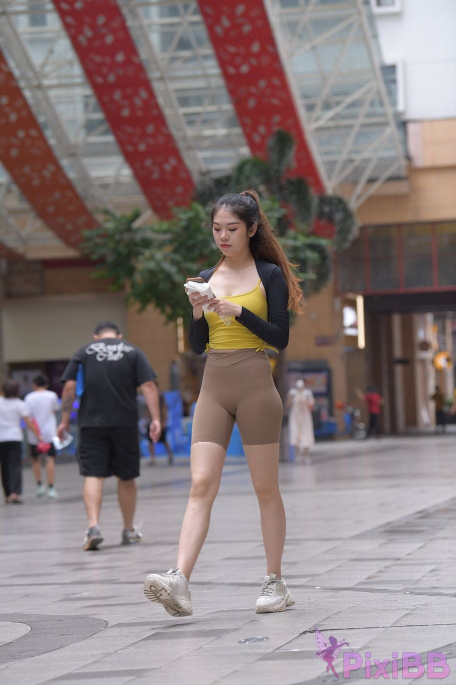Featured Street Photography Works No.6032 Beautiful beauty in yellow suspenders and super tight pants PixiBB.COM 078