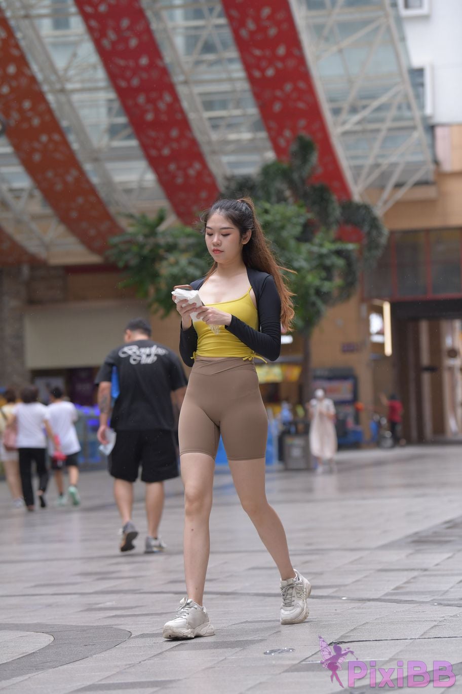 Featured Street Photography Works No.6032 Beautiful beauty in yellow suspenders and super tight pants PixiBB.COM 079