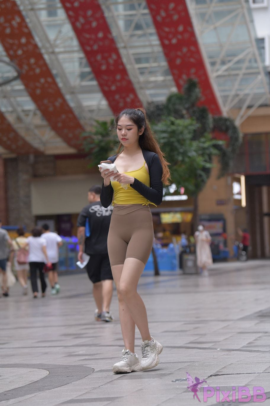 Featured Street Photography Works No.6032 Beautiful beauty in yellow suspenders and super tight pants PixiBB.COM 080