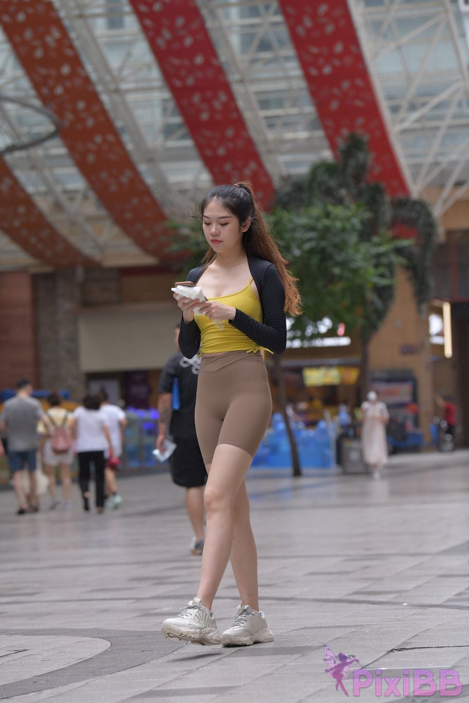 Featured Street Photography Works No.6032 Beautiful beauty in yellow suspenders and super tight pants PixiBB.COM 081