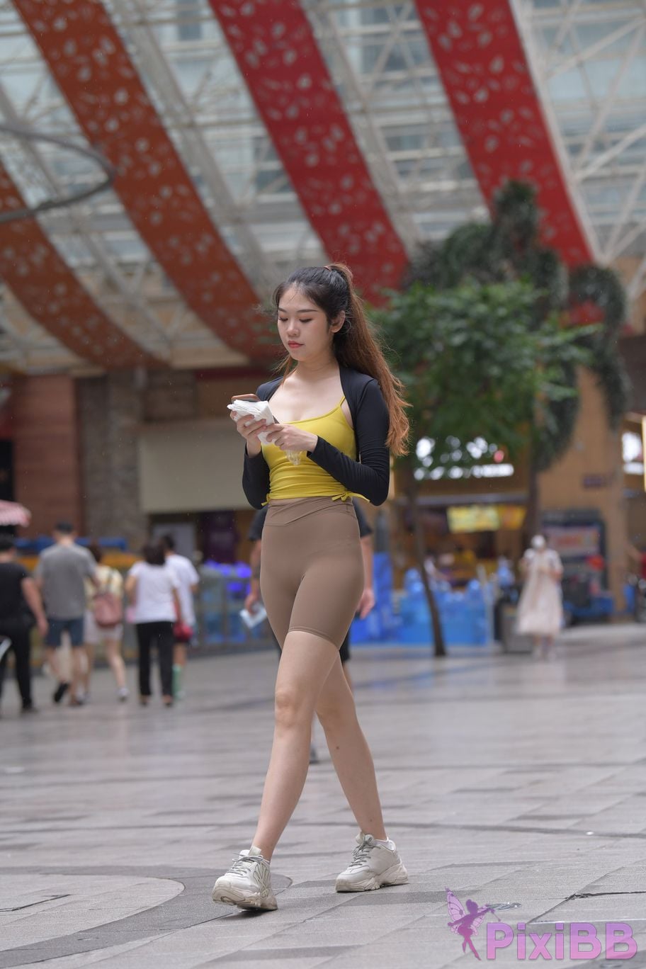 Featured Street Photography Works No.6032 Beautiful beauty in yellow suspenders and super tight pants PixiBB.COM 082