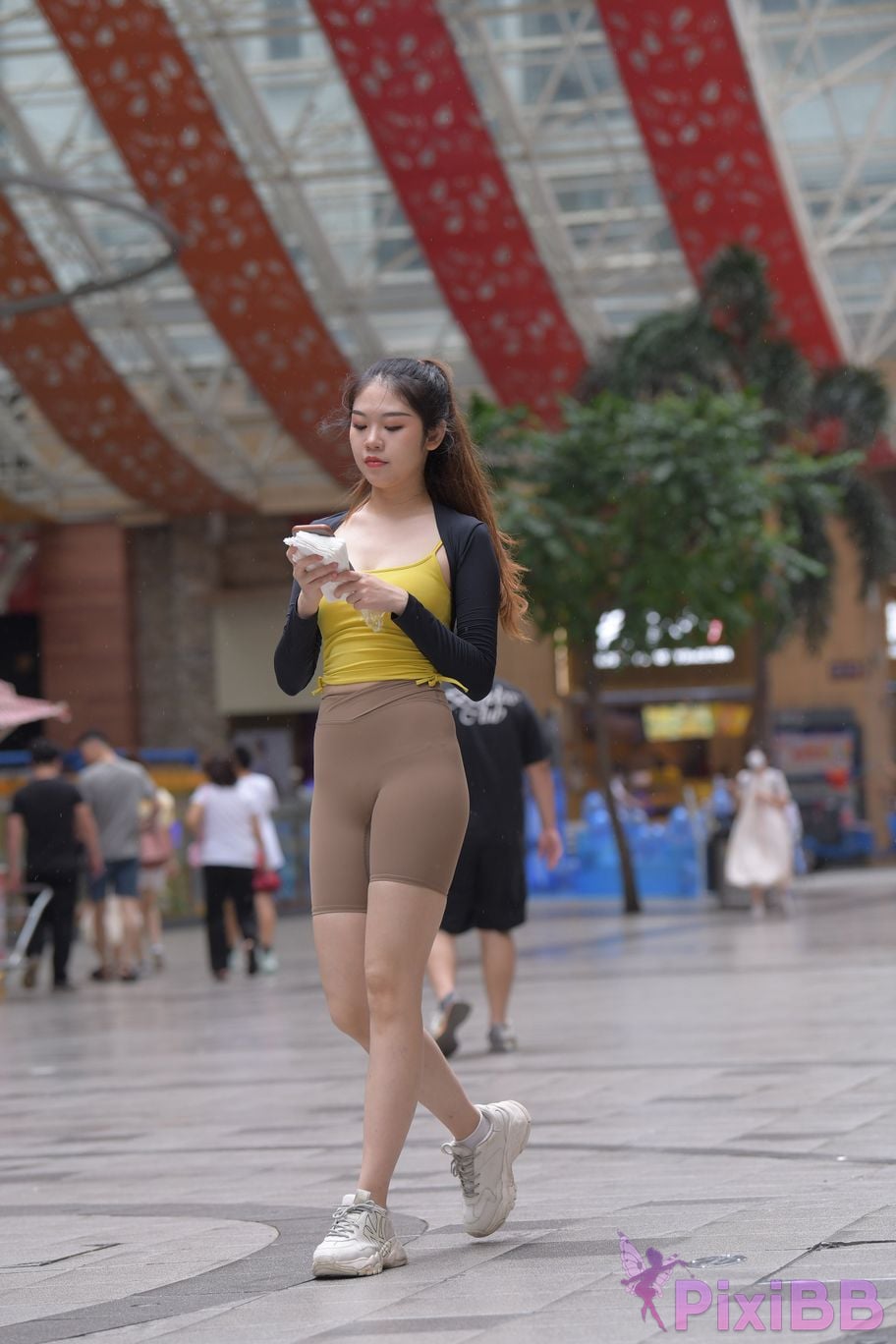 Featured Street Photography Works No.6032 Beautiful beauty in yellow suspenders and super tight pants PixiBB.COM 083