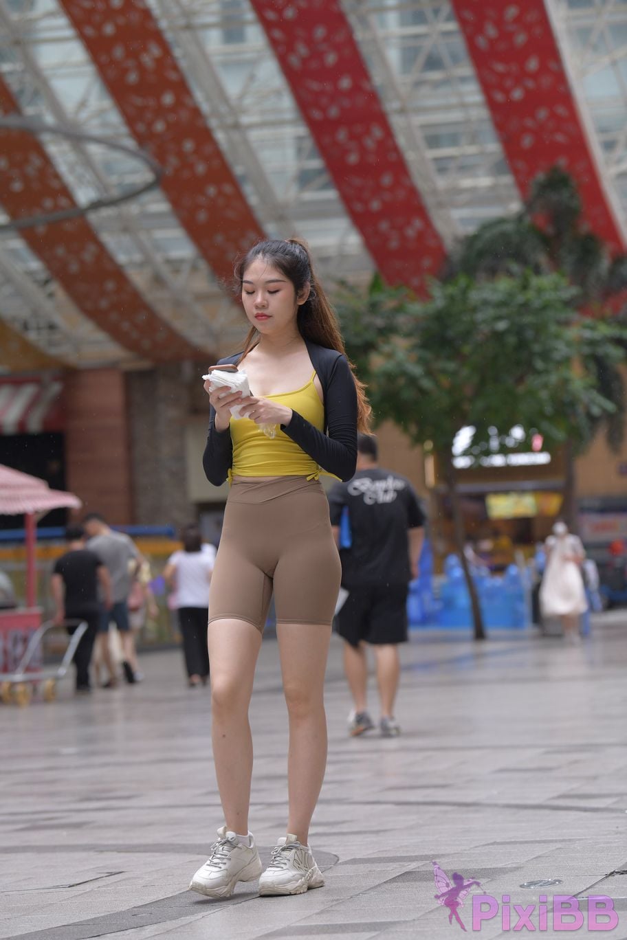 Featured Street Photography Works No.6032 Beautiful beauty in yellow suspenders and super tight pants PixiBB.COM 084