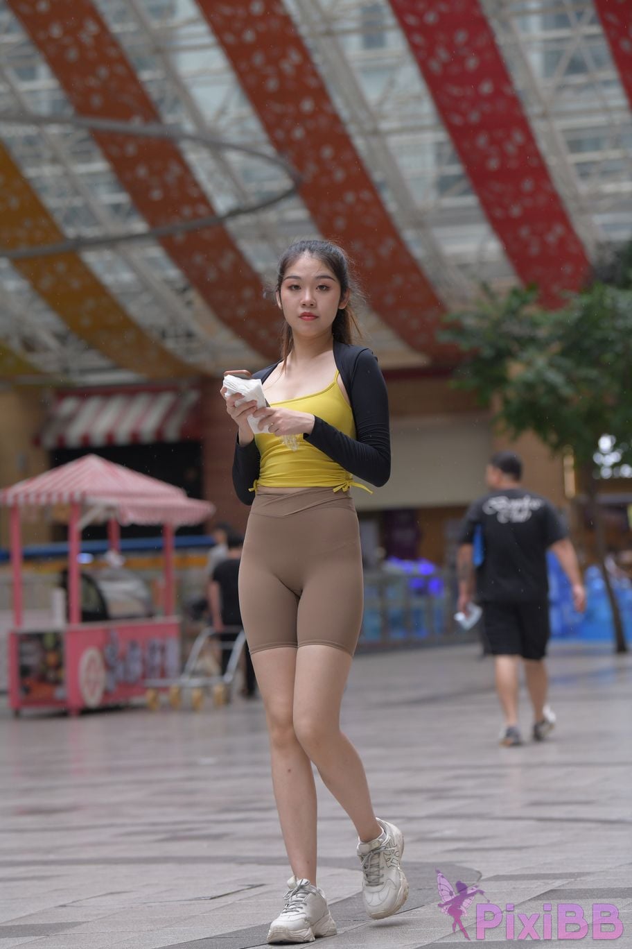 Featured Street Photography Works No.6032 Beautiful beauty in yellow suspenders and super tight pants PixiBB.COM 086