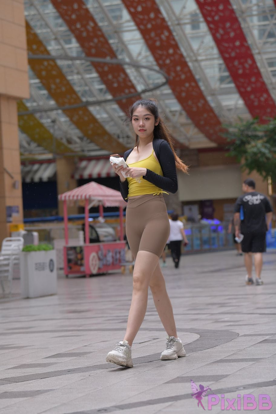 Featured Street Photography Works No.6032 Beautiful beauty in yellow suspenders and super tight pants PixiBB.COM 087