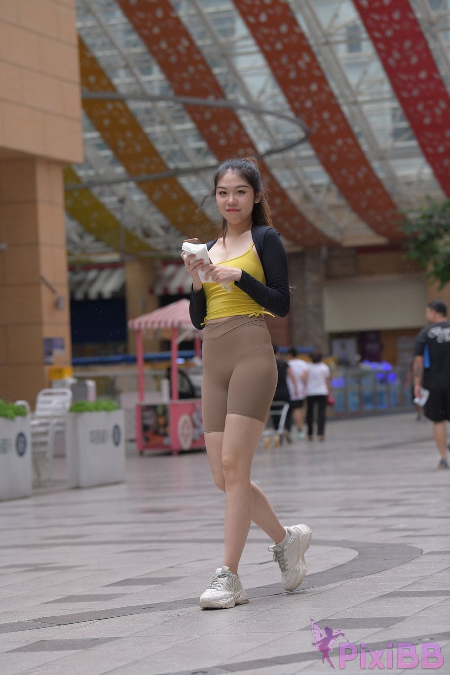 Featured Street Photography Works No.6032 Beautiful beauty in yellow suspenders and super tight pants PixiBB.COM 088