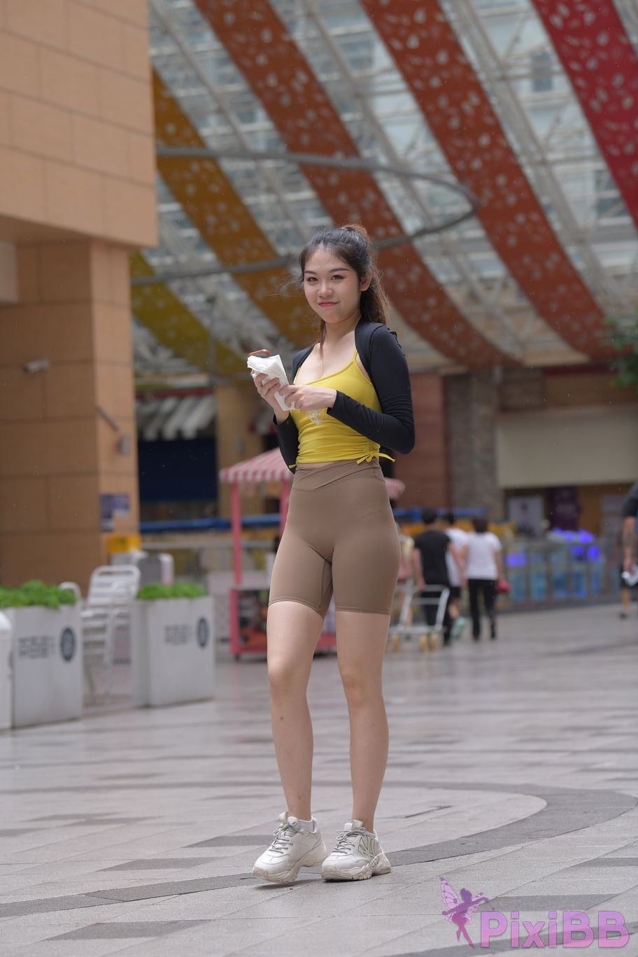 Featured Street Photography Works No.6032 Beautiful beauty in yellow suspenders and super tight pants PixiBB.COM 089