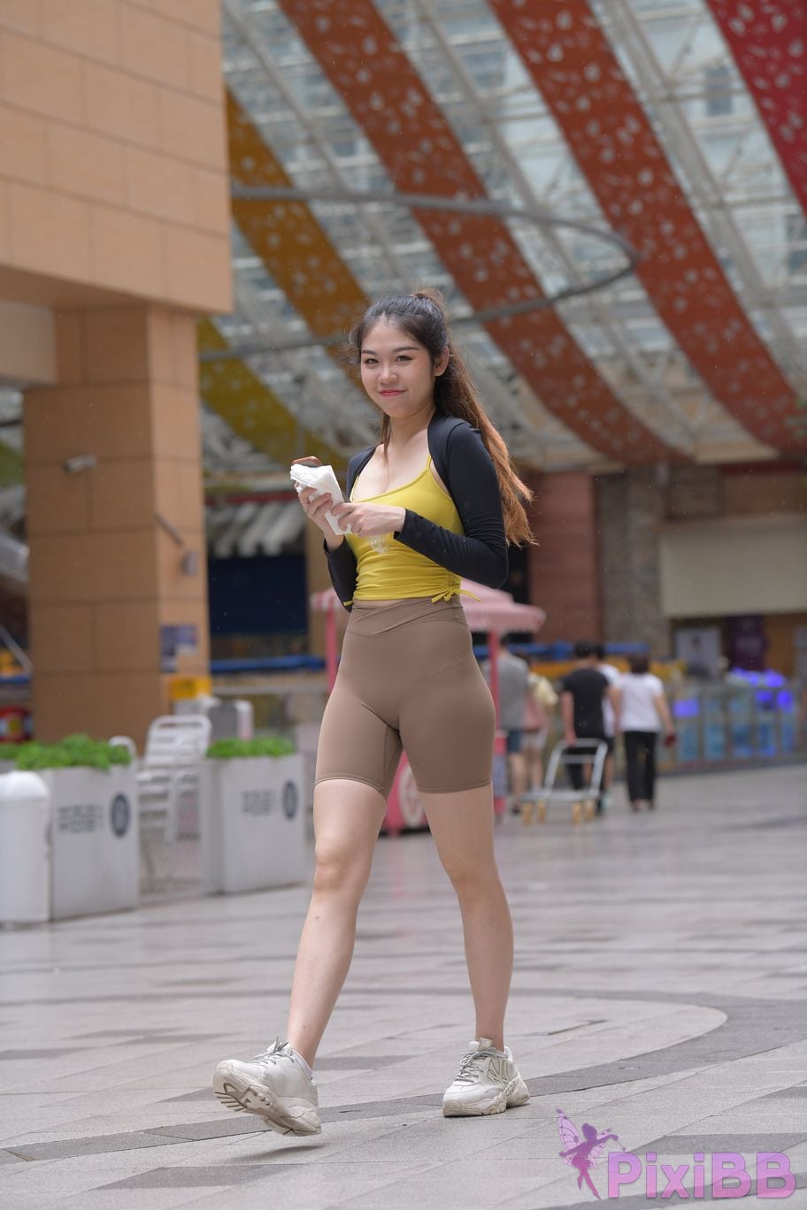 Featured Street Photography Works No.6032 Beautiful beauty in yellow suspenders and super tight pants PixiBB.COM 090