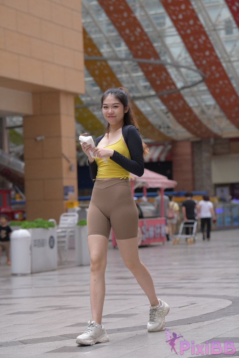 Featured Street Photography Works No.6032 Beautiful beauty in yellow suspenders and super tight pants PixiBB.COM 091