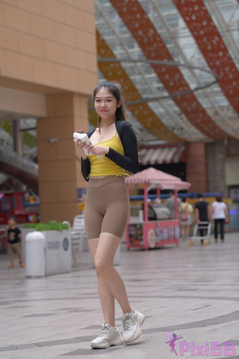 Featured Street Photography Works No.6032 Beautiful beauty in yellow suspenders and super tight pants PixiBB.COM 092