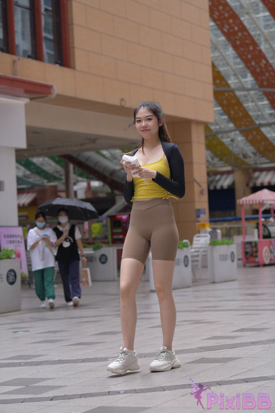 Featured Street Photography Works No.6032 Beautiful beauty in yellow suspenders and super tight pants PixiBB.COM 093