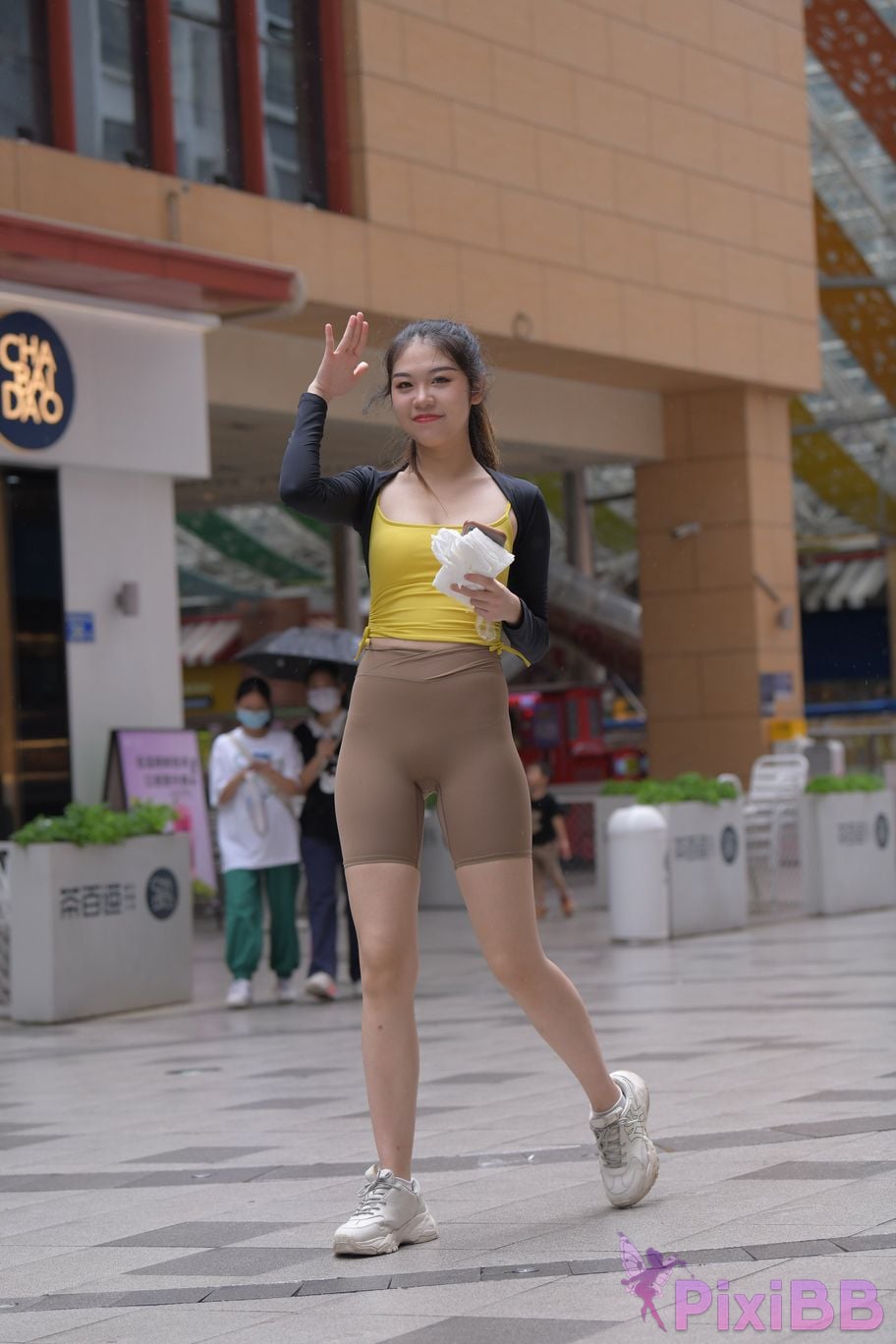 Featured Street Photography Works No.6032 Beautiful beauty in yellow suspenders and super tight pants PixiBB.COM 094