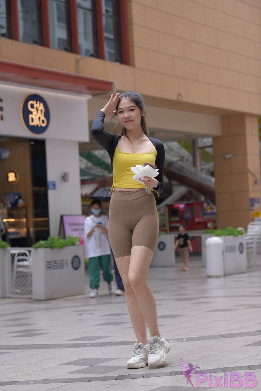 Featured Street Photography Works No.6032 Beautiful beauty in yellow suspenders and super tight pants PixiBB.COM 095