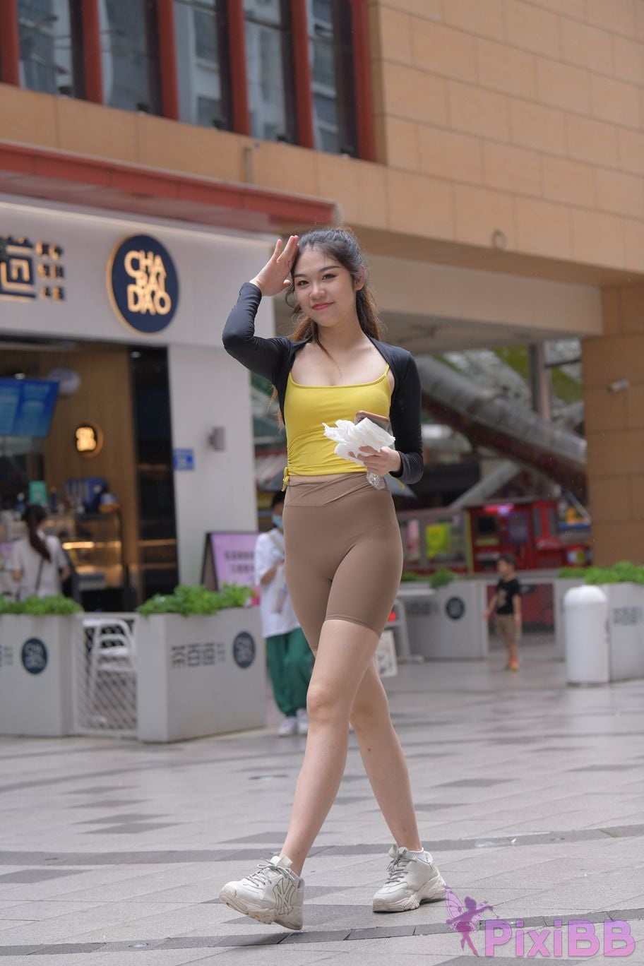 Featured Street Photography Works No.6032 Beautiful beauty in yellow suspenders and super tight pants PixiBB.COM 096