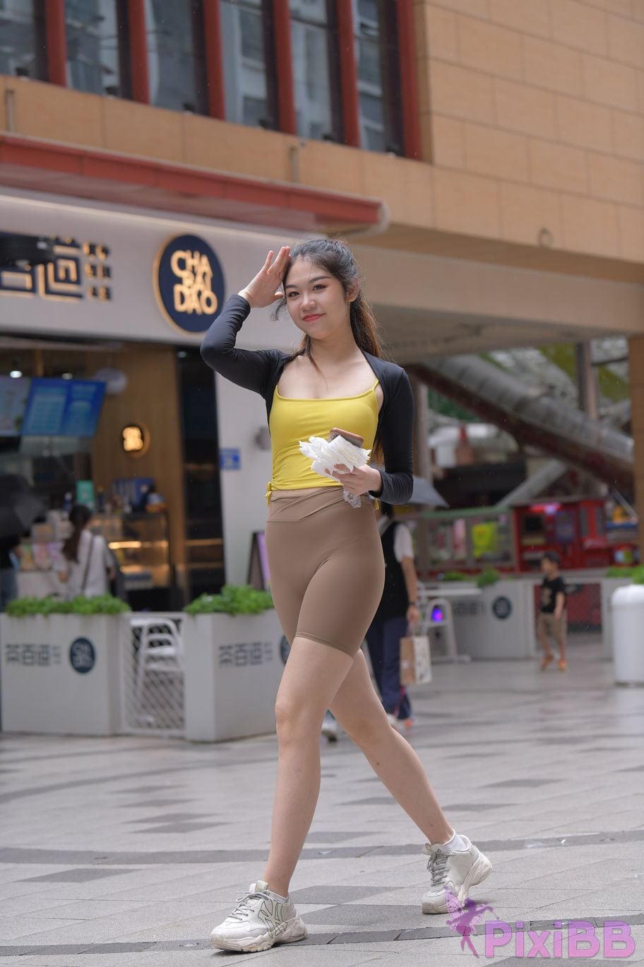Featured Street Photography Works No.6032 Beautiful beauty in yellow suspenders and super tight pants PixiBB.COM 097