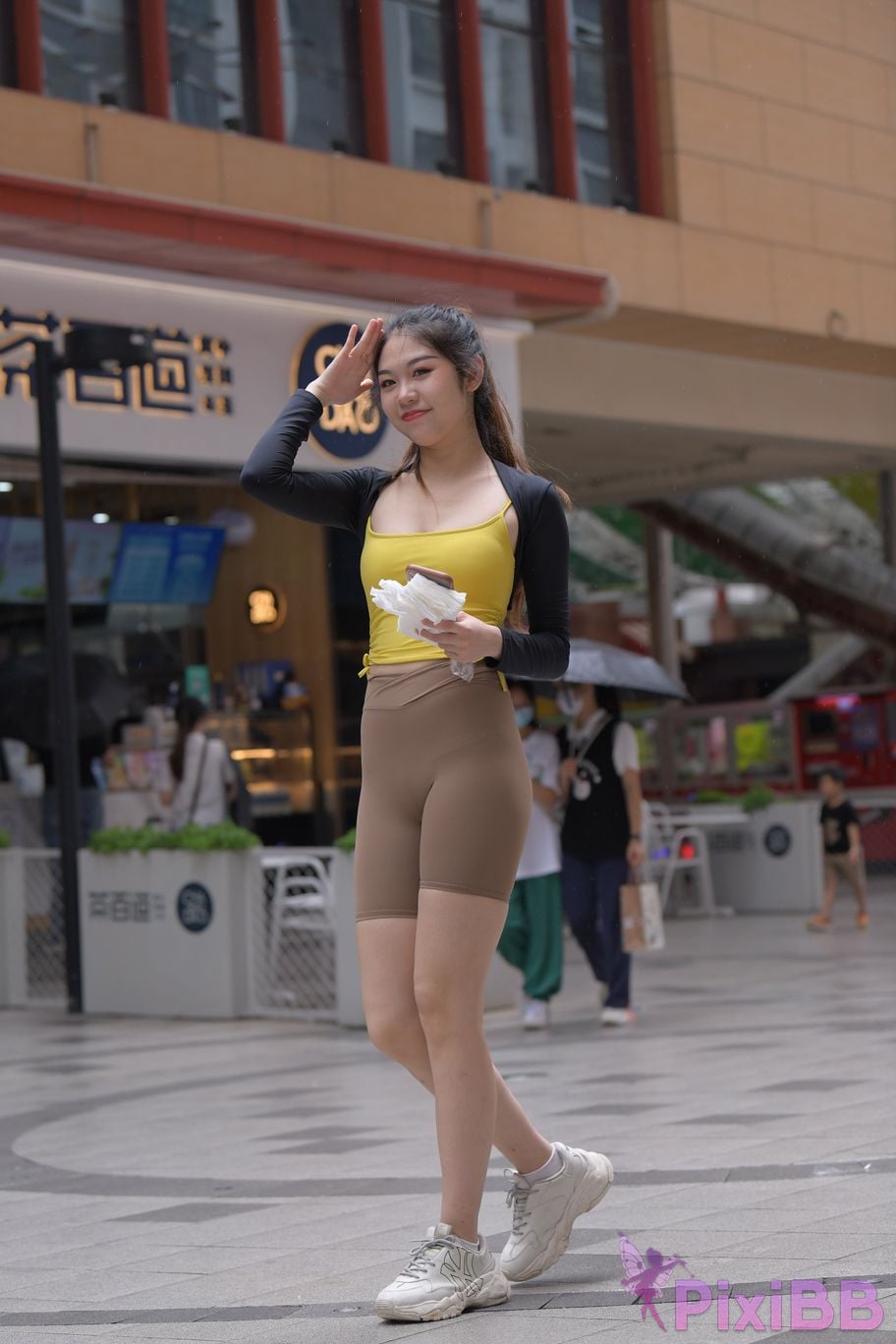 Featured Street Photography Works No.6032 Beautiful beauty in yellow suspenders and super tight pants PixiBB.COM 098